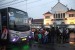 Sejumlah penumpang kereta menunggu jemputan bus untuk diantar ke tujuan mereka di Stasiun Cirebon, Jawa Barat, Jumat (23/2). Akibat banjir luapan sungai Cisanggarung yang merendam perlintasan kereta api membuat jadwal keberangkatan kereta terganggu. 