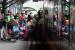 Sejumlah penumpang memasuki Kereta Api (KA) Sancaka di Stasiun Gubeng Surabaya, Jawa Timur, Ahad (1/5/2022). Menjelang Lebaran 2022 keberangkatan pemudik yang menggunakan moda transportasi kereta api dari stasiun tersebut mencapai 6.500 penumpang. Menelisik Sejarah Mudik di Indonesia