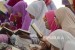 Sejumlah perempuan membaca kitab suci Al Quran saat mengikuti tadarus Al Quran Ramadhan 1438 H bersama ratusan umat muslim dari organisasi perempuan NTB di Pendopo Gubernur NTB di Mataram, Selasa (30/5).  