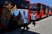 Sejumlah petugas berjalan di depan armada bus rapid transit (BRT) (Foto: ilustrasi)
