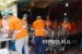 Sejumlah petugas dari salah satu perusahaan katering yang memasok makanan bagi jamaah haji Indonesia di Arafah, Sabtu (10/9), mengemas makanan di dapur umum pada perkemahan maktab. (Republika/Amin Madani)