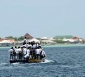 Sejumlah siswa sekolah naik di atas perahu pulang ke pulau di Kepulauan Seribu dari Dermaga Pulau Pramuka, Jakarta, Jumat (17/2). (Republika/Wihdan Hidayat)