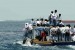 Pengunjung naik di atas perahu pulang ke pulau di Kepulauan Seribu dari Dermaga Pulau Pramuka, Jakarta (Ilustrasi).