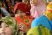 Sejumlah siswa-siswi membaca Juz Amma saat mengikuti kegiatan pesantren kilat Ramadhan di SDN Menteng Atas 02 Pagi, Jakarta, Selasa (23/6). 