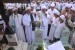 Sejumlah ulama, Auliya, dan umat muslim Kota Palembang tengah melakukan ziarah di pemakaman Al Habib Ahmad bin Syech Shahab sebagai salah satu rangkaian Haul dan Ziarah Kubra menjelang bulan Ramadhan di Pemakaman Gubah Duku 8 ilir Palembang, Jumat (28/6)