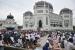Sejumlah umat muslim melaksanakan shalat Idul Fitri (Id) di Masjid Raya Al Mashun Medan, Sumatra Utara, Ahad (24/5/2020). Ilustrasi. Kapan Sholat Idul Fitri Disyariatkan dalam Islam?