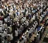 Sejumlah umat Muslim melakukan shalat tarawih secara berjamaah di Masjid Al-Markaz, Makassar, Sulsel, Ahad (31/7) malam. 