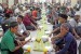 Makan Berlebihan Merusak Pahala Ibadah Berbuka Puasa. Sejumlah umat muslim menunggu waktu berbuka puasa di Masjid Raya Makassar, Sulawesi Selatan. Foto ilustrasi.
