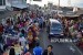 Sejumlah warga berbelanja di lokasi pasar tumpah di Jalan Tirtomoyo, Bandungan, Kabupaten Semarang, Jawa Tengah, Rabu (13/6).