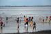 Sejumlah warga berwisata pada hari kedua Lebaran di Pantai Koneng Dumai, Riau, Jumat (14/5/2021).