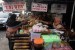 Sejumlah warga membeli makanan berbuka puasa di kawasan Pasar Senen, Jakarta, Selasa (7/6). (Republika/Yasin Habibi)