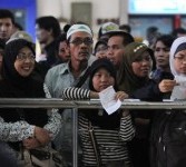 Sejumlah warga mengantre untuk mendapatkan tiket kereta api (KA) tambahan Lebaran 2011 di Stasiun Jatinegara, Jakarta.