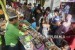 Sejumlah warga muslim memilih beraneka makanan dan minuman untuk berbuka puasa di lingkungan Wanasari, Denpasar, Kamis (17/5).