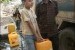 Seorang anak di Yaman tengah mengantri untuk mengambil air bersih