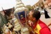 Seorang bocah Mesir mencium lentera hias tradisional yang dikenal dengan nama Fanous bergambar pemain depan sepak bola Mesir, Mohamed Salah.