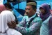 Seorang calon haji memeluk puterinya sebelum pelepasan jemaah calon haji di Alun-alun Serang, Banten, Sabtu (29/8).
