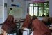 Guru-guru madrasah mendapat pembekalan prinsip Islam moderat. Seorang guru sedang mengajar di madrasah (ilustrasi)