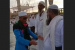 Seorang jamaah asal Madura mengobrol ramah dengan jamaah asal India di dekat Masjid Nabawi, Madinah, Jumat (26/7)
