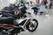 Seorang konsumen melihat-lihat produk motor honda di salah satu Showroom Motor Honda