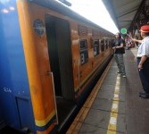 Seorang pemimpin peron memberangkatkan rangkaian kereta api di Stasiun Pasar Senen, Jakarta, Senin (23/1). (Republika/Wihdan Hidayat)