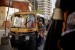 Seorang pengemudi menanti penumpang di atas tuk-tuk di Kairo, Mesir, Rabu (4/12). Pemerintah Mesir berencana menghapus tuk-tuk dan menggantinya dengan minivan.