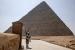 Seorang penjaga kawasan Piramida Giza menyemprotkan cairan sanitasi untuk cegah Corona.