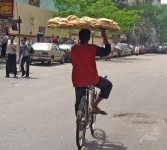 Seorang penjaja kue kahk sedang berkeliling dengan menggunakan sepeda. (ilustrasi)