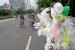 Seorang peserta kampanye memberikan sosialisasi pengurangan sampah kantong plastik kepada warga yang melintas di Jalan Jenderal Sudirman, Jakarta.  (Republika/Agung Fatma Putra)