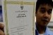 Kamus Haji: Badal Haji. Foto: Seorang petugas haji memperlihatkan sertifikat badal haji yang telah siap diberikan kepada keluarga jamaah haji Indonesia
