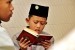 Seorang santri rumah tahfizh di Yogyakarta sedang membaca Alquran.