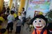 Seorang seniman menghibur anak dengan dongeng saat melakukan kampanye mudik ramah anak di Terminal Penumpang Pelabuhan Tanjung Priok, Jakarta, Kamis (30/6). (Republika/Raisan Al Farisi)