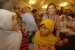 Seorang siswi pertukaran asal Amerika berbincang dengan sejumlah anak dari Komunitas Ciliwung Depok pada acara berbuka puasa bersama di kediaman Wakil Kedutabesar Amerika Serikat untuk Indonesia, Kristen Bauer di kawasan Menteng, Jakarta, Senin (7/7).