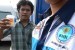  Seorang sopir bus luar kota menunjukan urine yang akan diperiksa oleh Badan Narkotika Nasional Provinsi (BNNP) DKI Jakarta di Terminal Lebak Bulus, Jakarta, Kamis (1/8).    (Republika/Agung Supriyanto)