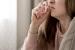 Seorang wanita menghirup inhaler (ilustrasi). menghirup aroma makanan, uap dari minyak angin, inhaler, obat hirup asma, oksigen, pun sejenis aroma terapi tidak membatalkan puasa.