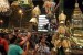Ketika Bulan Suci Dinikmati di Kala Pandemi. Seorang warga melihat-lihat Fanus, lampu tradisional khas Ramadhan, di sebuah pasar di Kairo, Mesir. 