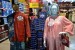 Sepasang contoh baju muslim di pajang pada pusat perbelanjaan di Jakarta, Kamis (17/7). (Republika/ Tahta Aidilla)