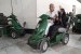 Sepasang jamaah haji menggunakan fasilitas skuter matik untuk tawaf di Masjidil Haram, Sabtu (13/7). Untuk menggunakan fasilitas ini, setiap orang jamaah dikenakan biaya 50 riyal. Muhammad Hafil / Republika