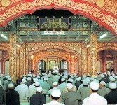  Shalat Jumat di Masjid Xinjian. Umat Muslim Cina kini berjumlah sekitar 28 juta jiwa dan tersebar di beberapa provinsi (halaltours-cn.com) 