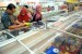 Petugas BPOM melakukan pengujian makanan di salah satu supermarket di Pasar Minggu, Jakarta Selatan, Kamis (9/7). (Republika/Wihdan)