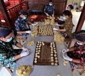 Some workers make traditional snack called bakpia in Yogyakarta. International Finance Corporation (IFC) reports, compared to other cities, starting a business is easiest in Yogyakarta (ilustration).        