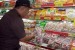 Staff of Drug and Food Monitoring Agency (BPOM) inspects the meatballs sold in a supermarket in Banten. (illustration)