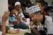 Suasana berbuka puasa bersama di Masjid Hubbul Wathan di Kompleks Islamic Center Nusa Tenggara Barat (NTB), Kota Mataram. Setiap hari tersedia ratusan takjil dan paket makanan di Masjid Hubbul Wathan. 