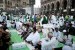 Jamaah umroh jelang berbuka puasa Ramadhan di halaman Masjidil Haram, Makkah