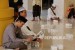Suasana menunggu waktu buka puasa di Masjid Hubbul Wathan di Kompleks Islamic Center Nusa Tenggara Barat (NTB), Kota Mataram, Sabtu (19/5). Setiap hari tersedia ratusan takjil dan paket makanan di Masjid Hubbul Wathan. 