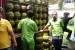 Suasana operasi pasar untuk antisipasi kelangkaan elpiji melon di Kelurahan Kebon Kalapa, Bogor Tengah, Selasa (5/12). Operasi pasar yang menyediakan 560 tabung gas ini dihadiri Wali Kota Bogor, Bima Arya, dan Kepala Dinas Perindustrian dan Perdagangan Kota Bogor, Achsin Prasetyo.