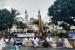 Suasana pelaksanaan shalat id di Masjid Agung Kota Tasikmalaya, Kamis (13/5). Jamaah shalat meluber hingga ke luar halaman masjid. 