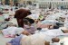 Suasana pelataran Masjid Nabawi Madinah yang dipenuhi jamaah i'tikaf yang tidur lelap  usai melaksanakan ibadah qiyamul lail di 10 hari terakhir Ramadhan.