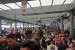 Suasana ruang keberangkatan penumpang kereta, di Stasiun Pasar Senen, Jakarta, Ahad (2/6). Pada H-3, penumpang KA di stasiun ini tembus 26.500 penumpang. 