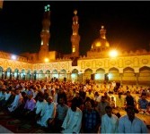Suasana shalat tarawih di Masjid Al-Azhar, Kairo, Mesir.