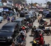 Suasanan kemacetan di depan pasar tumpah Babat, Lamongan, Jawa Timur. 